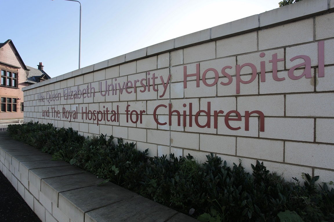 queen elizabeth university hospital flat cut wall mounted external text